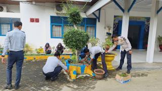 Dishub Kampar Gotong Royong Bersama, Bersihkan Lingkungan Kantor